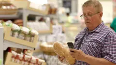 мужчина в супермаркете держит в руке батон хлеба