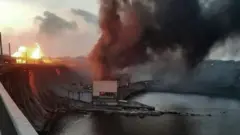 Видеода тўғонга ўт кетгани акс этади, лекин афтидан унинг бузилиши хавфи йўқ.