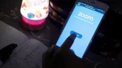 شخص يستخدم تطبيق زوم عبر هاتف ذكي