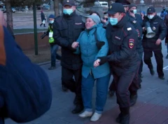 Natalya Filonova sendo conduzida por dois policiais durante uma manifestação em apoio ao líder oposicionista russo Alexei Navalny, em abril de 2021