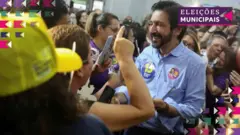 Ricardo Nunes vestindo camisa azulapostas copameio a militantes comemorando vitória eleitoral