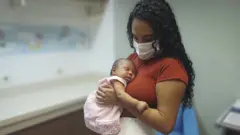 Perempuan berpartisipasi di kampanye Pekan Menyusui Sedunia di Rumah Sakit Bersalin Instituto Fernandes Figueira, di Flamengo, Rio de Janeiro, Brazil.