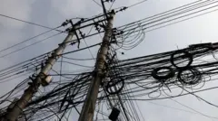 ঢাকার ধানমন্ডি এলাকায় ঝুলন্ত তার (ফাইল ফটো)