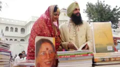 ਕਿਤਾਬਾਂ ਵਾਲੀ ਸਟਾਲ ਉੱਤੇ ਮੌਜੂਦ ਨਵਾਂ ਵਿਆਹਿਆ ਜੋੜਾ