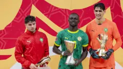 Diaz, Mane and Bono with dia individual awards