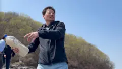 Park Jung-oh melempar botol-botol beras