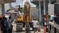 gedung-pondok-pesantren-al-khoziny-di-sidoarjo-runtuh-empat-jenazah-ditemukan-upaya-evakuasi-tim-sar-sudah-dekati-lantai-dasar
