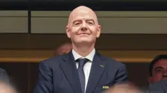 O presidente da Fifa, Gianni Infantino, observa da tribuna durante um jogo da Copa do Mundo de 2026, na América do Norte