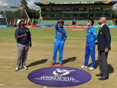 د هند لوبډلمشر پچه اچوي، افغان لوبډلمشر، رېفري او کمنټرېټر ورته ګوري.