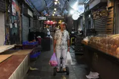 Homem faz compras em mercado vazio