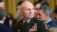 Randy George resmi üniformasıyla 