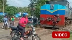 காணொளி: தண்டவாளத்தை கடக்க முயன்ற பெண்ணின் வாகனம் மீது மோதிய ரயில்