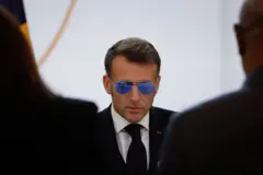 El presidente de Francia, Emmanuel Macron, con gafas de sol 