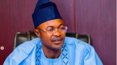 Adeniyi Adeyemi wọ aṣọ olomi aro, o n wo ẹgbẹ
