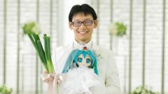 Akihiko com uma boneca de Miku no dia do casamento