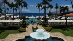 paisagem de resort em Maui, com praia e piscina