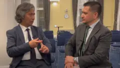 Қашғарлик Тоҳир Ҳамут Изгил ўтмишда уч йил Ҳитой турмасида жазони ўтаб чиққан, аммо 2017 йилги қатағонлар бошланганида мамлакатдан қочишга қарор қилган.