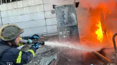 Понад 200 рятувальників від ночі працюють на місцях ліквідації наслідків масованого обстрілу, розповіли в МВС