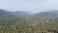 1990 முதல், அடிப்படை வசதிகள் கூட வழங்க முடியாத அந்த மலைப்பகுதியில் வாழும் குடும்பங்களை கீழே கொண்டு வர அதிகாரிகள் முயற்சி செய்து வந்தனர்.