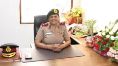 தமிழ்நாட்டிலிருந்து முப்படைகளுக்கு தலையான ராணுவத்தின் செவிலியர் பிரிவின் மேஜர் ஜெனரல் பதவிக்கு உயர்ந்திருக்கும் முதல் பெண் இக்னேசியஸ் டெலாஸ் புளோரா் ஆவார். 