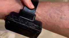 Tornozeleira eletrônica danificada de Bolsonaro 