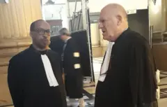 Maître André Martin Karongozi (i bubamfu) aburanira imiryango y'ababuze ababo, ahagararanye na Maître Jean Flamme aburanira Pierre  Basabose