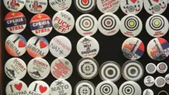 Беџеви који су продавани на улицама Београда за време НАТО бомбардовања 1999. 