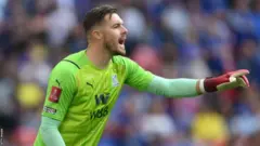 Butland ya buga wasa 87 a gasar Premier a kungiyoyi uku da ya yi wasa.