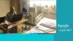 المعلم السعودي محمد الفيفي يدرس لتلاميذه من فراش مرضه
