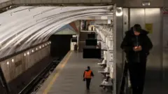 Пустынная станция метро.