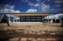 Prédio do Supremo Tribunal Federal viso por baixo de grade