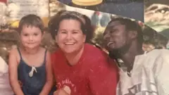 Hadeya Okeafor (a menina, à esquerda), na foto com seus pais