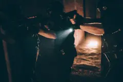 Policiais com lanternas