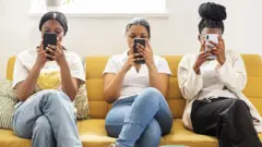 ሞባይል የሚጠቀሙ ወጣት ሴቶች 
