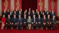 Dün akşam Londra'da bir araya gelen liderler, Buckingham Sarayı'nda Kraliçe 2. Elizabeth ile toplu fotoğraf çektirdi