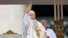 Папа Лев XIV машет кадилом