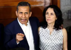 Ollanta Humala habla y gesticula junto a Nadine Heredia. 