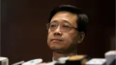 香港特首選舉：林鄭月娥宣佈不尋求連任，「武官」李家超或參選