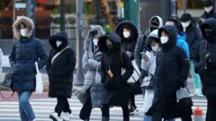 경기도 성남시 판교역 일대에서 두꺼운 패딩을 입고 모자를 뒤집어 쓴 시민들이 출근길 발걸음을 옮기고 있다