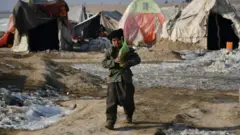 گزارش سازمان توسعه بین‌الملل آمریکا می‌گوید بسیاری از سازمان‌های غیردولت در افغانستان به زنان مستمری می‌دهند تا در خانه بمانند و طالبان به این زنان دستور داده که مردان خانواده خود را به جای خود به سر کار بفرستند.