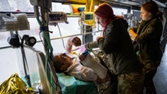 Abakorerabushake mu buvuzi ba Ukraine bo muri batayo ya Hospitallers barimo guhungisha abasirikare ba Ukraine bakomerekeye ku rugamba rw’ingenzi cyane rwa Avdiivka, babajyanye mu mijyi itekanye kurushaho, aho bashobora kwitabwaho neza 