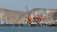 ګوادر د ایران پولې ته څېرمه ساحلي ښارګوټی دی.