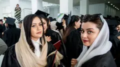কাবুলে আমেরিকান ইউনিভার্সিটির গ্রাজুয়েশন অনুষ্ঠানে কজন আফগান নারী গ্রাজুয়েট, মে ২১, ২০২১। এই ক্যাম্পাস এখন তালেবানের দখলে