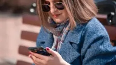 Дівчина зі смартфоном