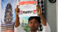 Petugas KPPS menunjukan surat suara pemilihan calon Gubernur dan Wakil Gubernur Jawa Timur saat penghitungan suara di TPS 01 Magersari, Sidoarjo, Jawa Timur, Rabu (27/11/2024).