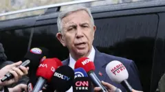 Ankara Büyükşehir Belediye Başkanı Mansur Yavaş gazetecilerin sorularını yanıtlarken