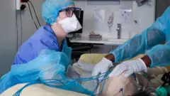 Лечение больного коронавирусом во Франции