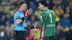  Galatasaray kalecisi Uğurcan Çakır hakem Yasin Kol'a itiraz ediyor