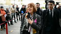 フランス・アヴィニョンの裁判所に入るジゼル・ぺリコさん