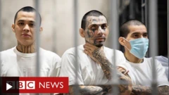 Print do vídeo com foto de prisioneiros 